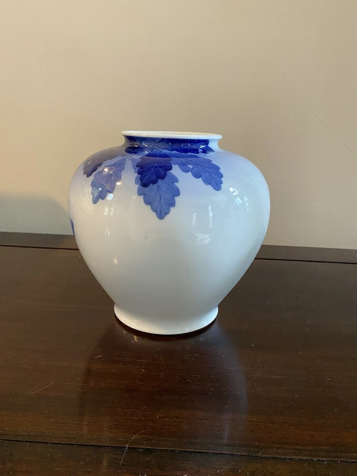 Jarrón antiguo firmado por Fukagawa con palomas blancas sobre una rama de roble hojas y bellotas. Foto 4 de 4