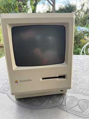 Apple Macintosh Plus 1MB 1986 Vintage Classic Mac Computer M0001AP Powers On