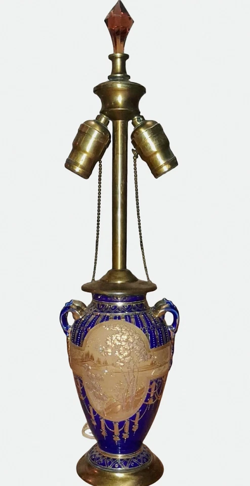 古董钴蓝色浮雕艺术玻璃花瓶灯带黄铜双插座琥珀色作品 — 第 3/4 张图片