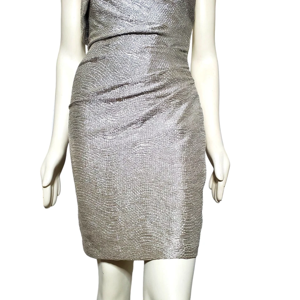 Vestido de Coquetel Feminino Hailey Adrianna Papell Folha Dourada Tamanho 4 Um Ombro - Imagem 3 de 4