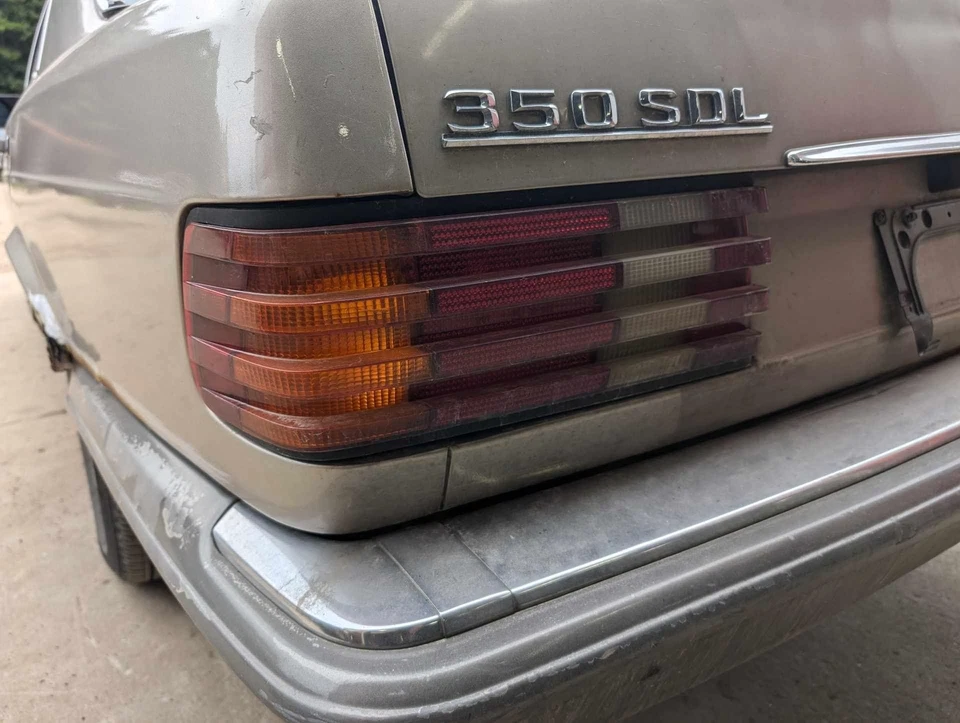 Luz trasera izquierda del lado del conductor Mercedes Benz 350SD W126 1990-1991 *Grietas por estrés Foto 2 de 4