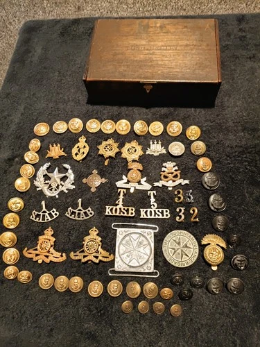 WW1 / WW2 ASSORTED CAP BADGES & BUTTONS ECT IN OLD CIGAR BOX