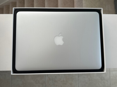 Apple MacBook Pro 13.3'' 2014 MGX82LL/A - i5 8GB RAM 256GB - Silver