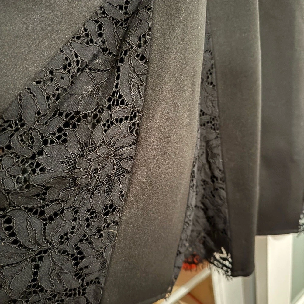 Vestido negro clásico de Adrianna Papell