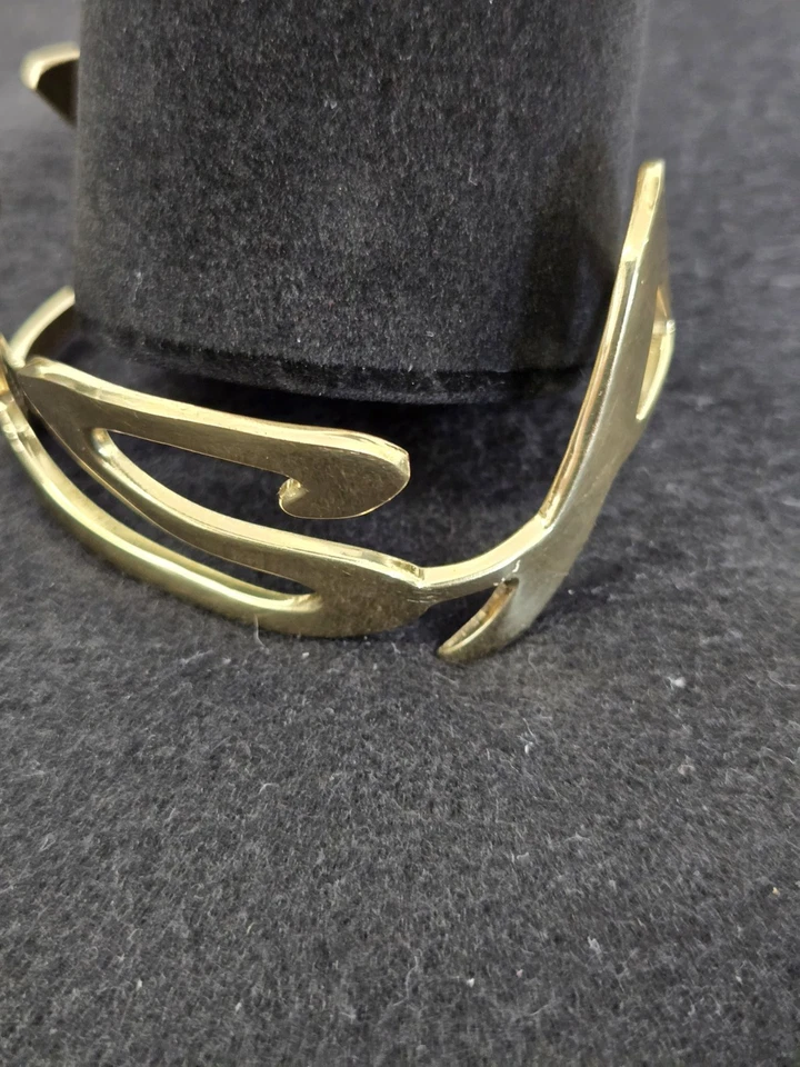 Puño 'Rustic Cuff' retirado tono dorado.  Pulsera brazalete nombre "LISA", ajustable con caja Foto 3 de 4