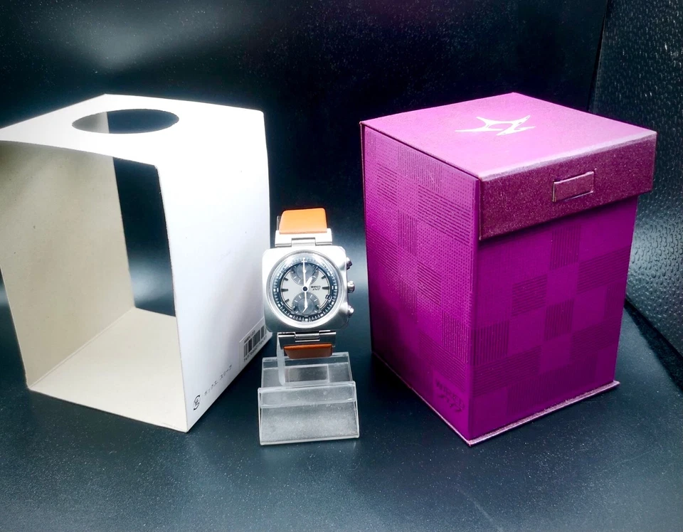 Vintage and Rare WIRED XYZ Chronograph Men’s  quartz watch. Come with Box. - Image 2 of 4