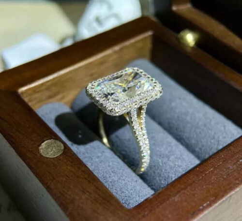 Anillo de compromiso de diamantes cultivados en laboratorio VS1/G corte radiante de 4,20 quilates de oro blanco de 14 k - Imagen 2 de 5