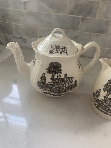 Wedgwood Collector's Society Teapot & Creamer NEW - Picture 2 of 4