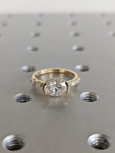 Anillo de compromiso halo oculto de plata esterlina moissanita forma ovalada de este a oeste - Imagen 6 de 7