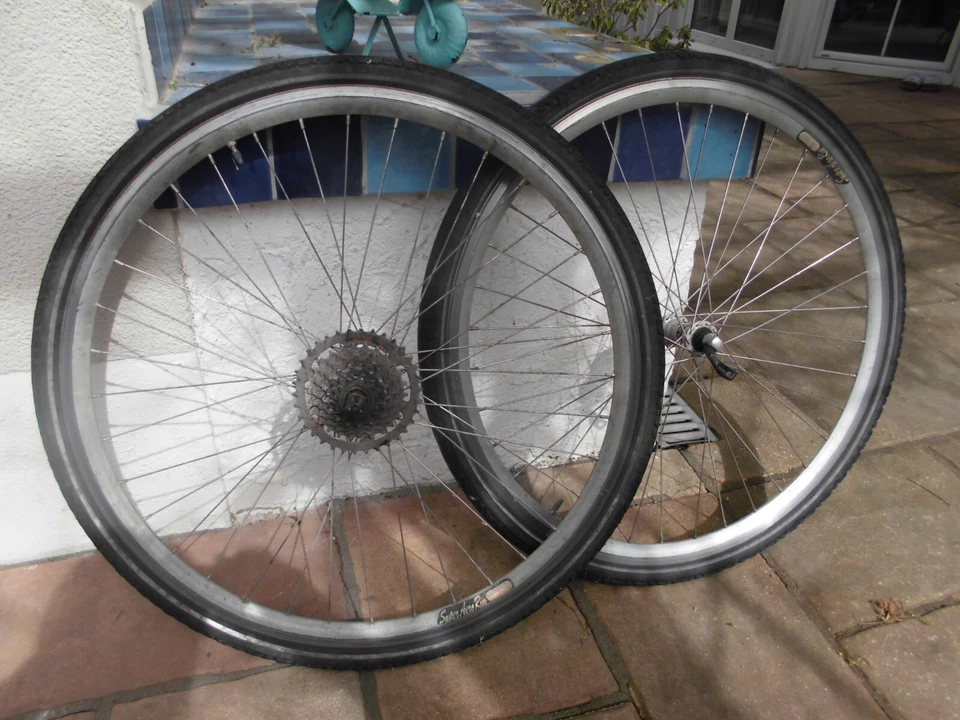 4 Crossrad-Laufräder, 28 Zoll incl. Ritzelkpakete (Shimano, 7+8-Gang)