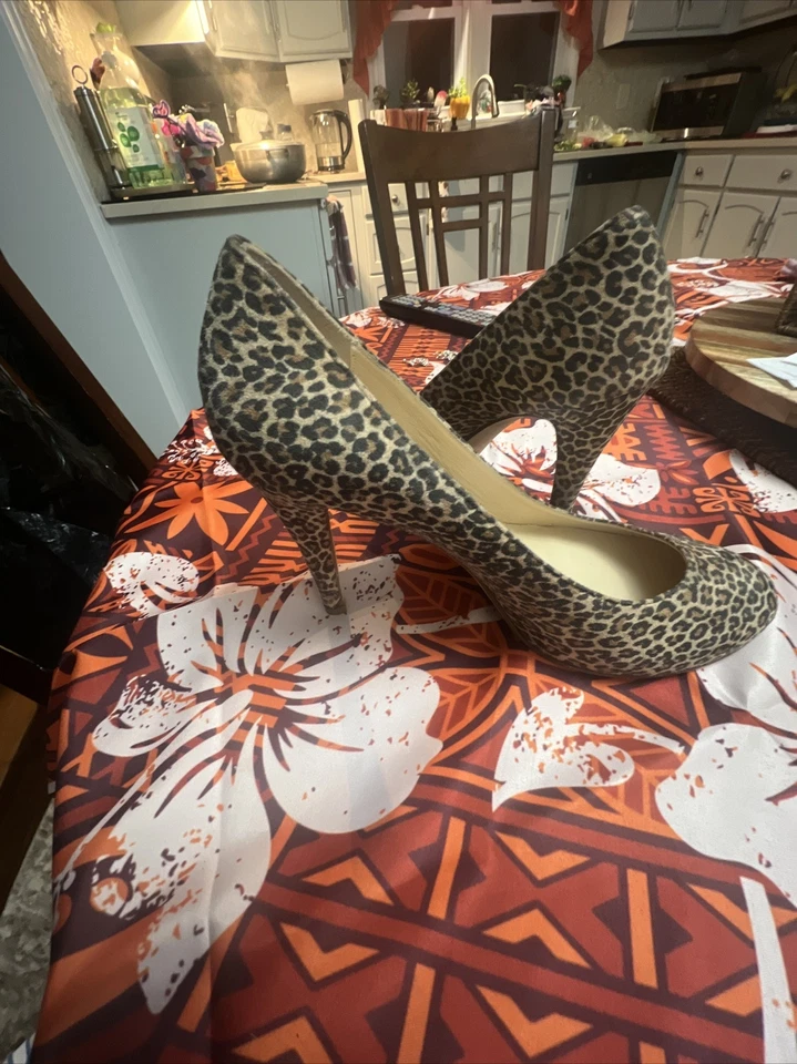 Tacón 3 3/4 de gamuza con estampado de leopardo marca Butter Foto 3 de 4