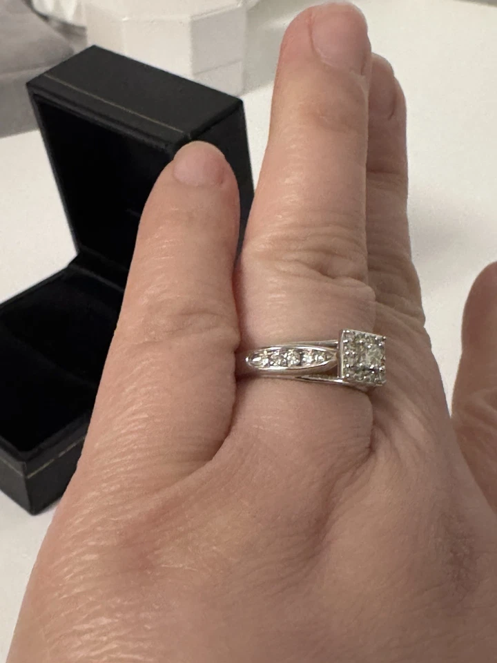 Anillo de diamantes de oro blanco de 10K Foto 3 de 3