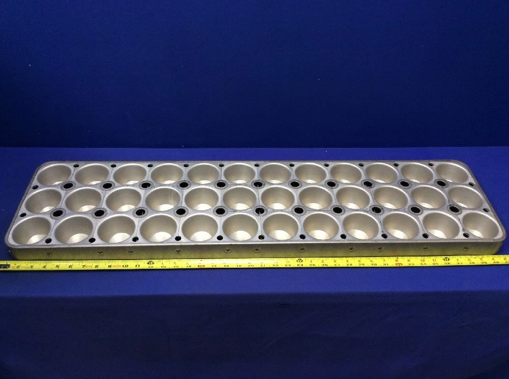 Rack Style 36-cavity Muffin/Cupcake Pan 40-1/4"L x 10-3/8" (3-rows X 12)
Opens in a new window or ta