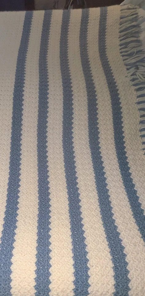 Hermosa franja vintage moderna de mediados de siglo de ganchillo afgana blanca azul a rayas Foto 4 de 4