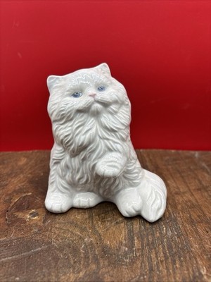 Vtg 1981 Ceramic White Persian Cat Kitten w Blue Glass Eyes Figurine Handpainted