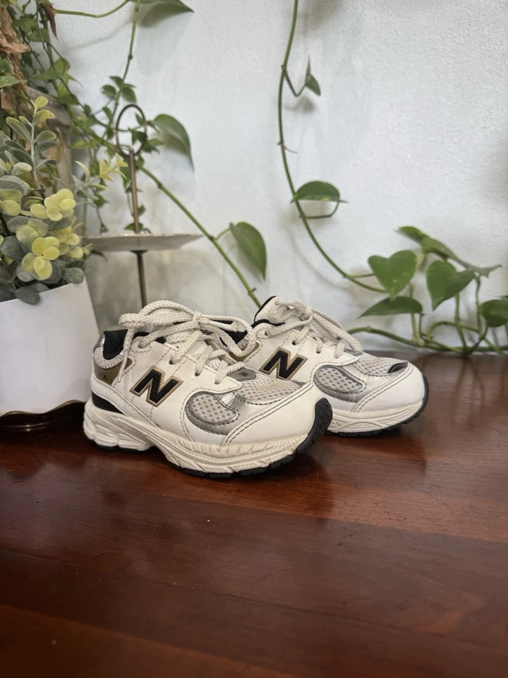 Zapatos New Balance 2002R Blanco Negro Dorado IC2002PS Niño Pequeño TD Infantil Talla 8 M Foto 2 de 4