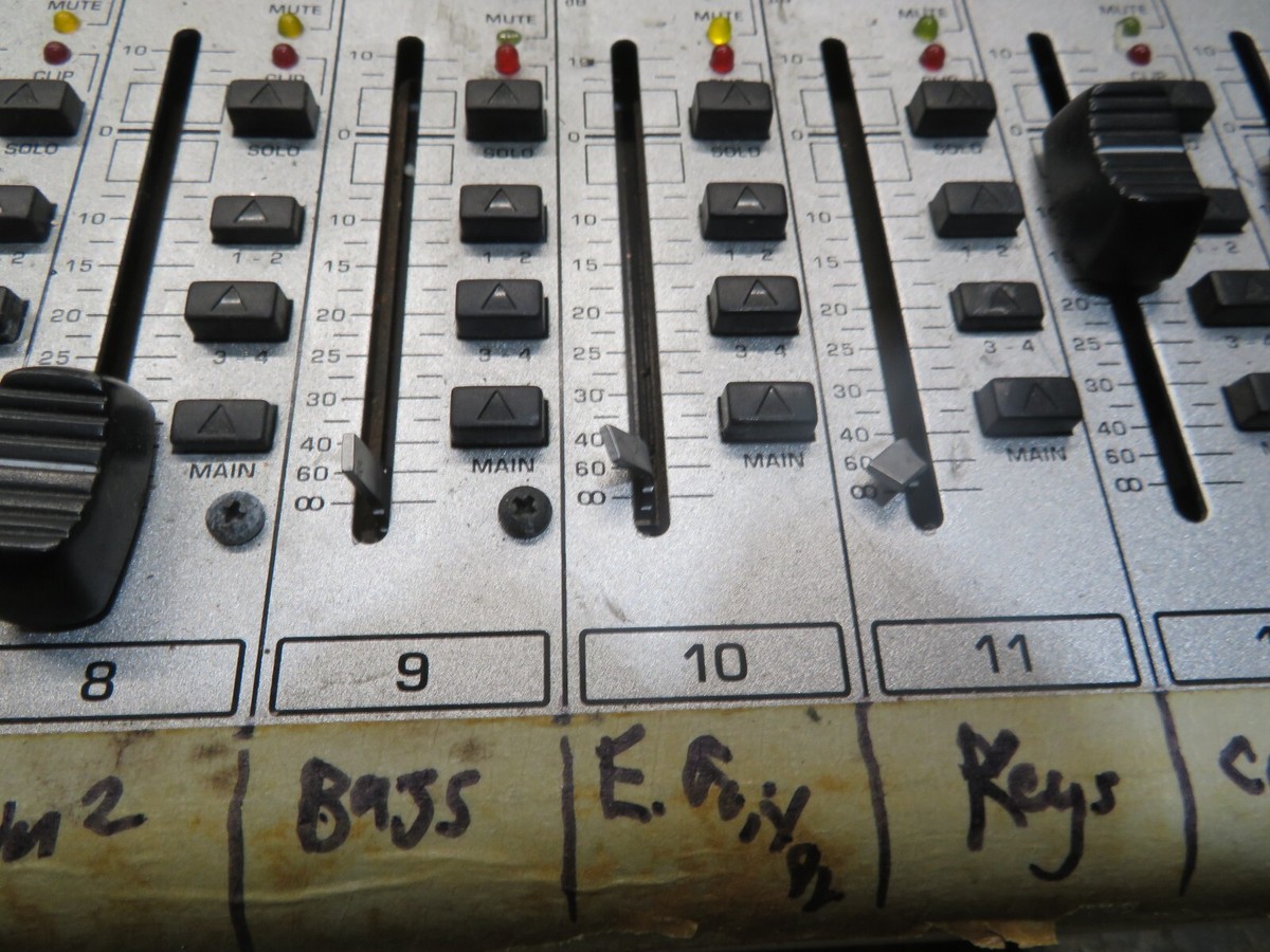 Behringer Eurodesk SL2442FX-Pro 24 Channel Studio Mixer Behringer Eurodesk SL2442FX-Pro 24 Channel Studio Mixer