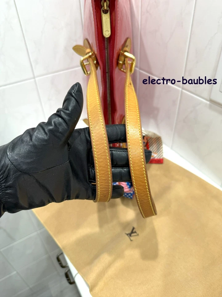 Auténtico Bolso Louis Vuitton Monograma Vernis Brentwood en Framboise - Usado en Excelente Condición Foto 4 de 4