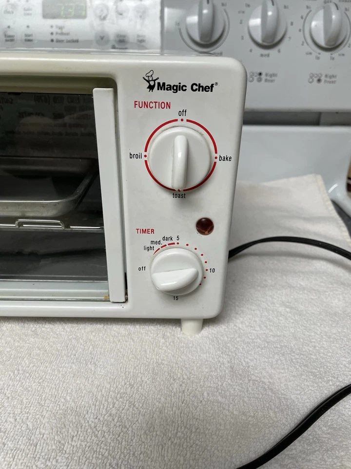 Magic Chef Mini Toaster Oven & Broiler Model 678 White with Rack and tray - Image 2 of 4