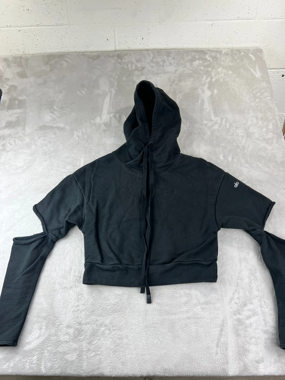 alo-yoga cropped elbow cutouts gym workout hoodie