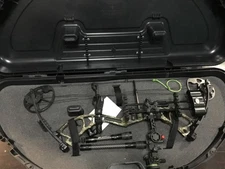 Diamond by Bowtech Edge XT Compound Bow RH Mossy Oak 70lb w/ Case &  (A1G010407)