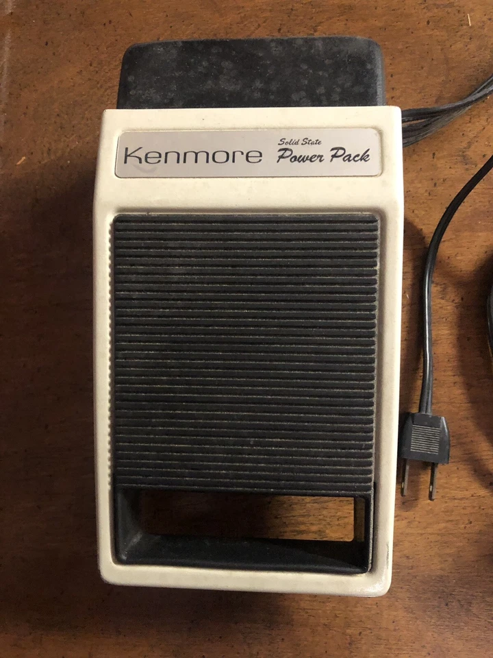 Máquina de coser Sears Roebuck con armario modelo #56696765 Foto 3 de 4