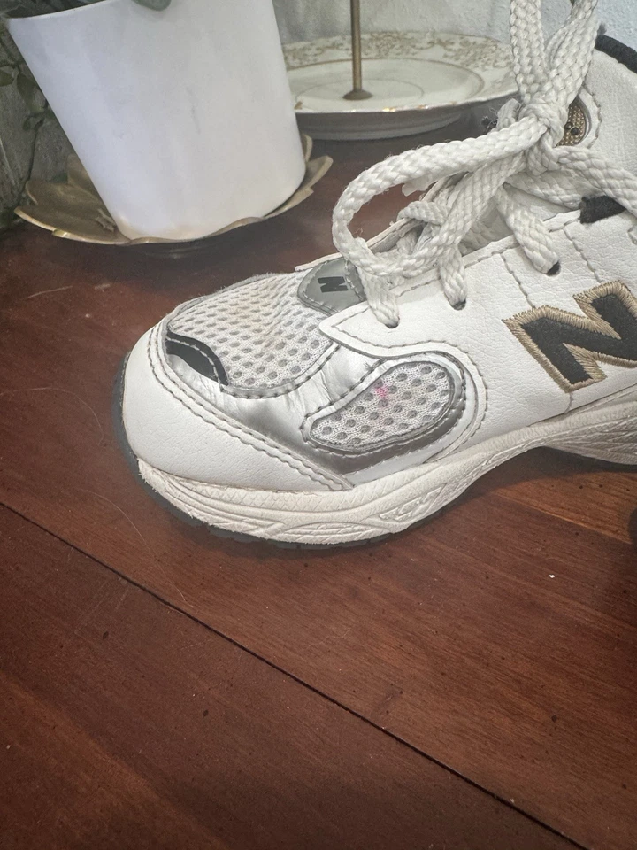 Zapatos New Balance 2002R Blanco Negro Dorado IC2002PS Niño Pequeño TD Infantil Talla 8 M Foto 3 de 4