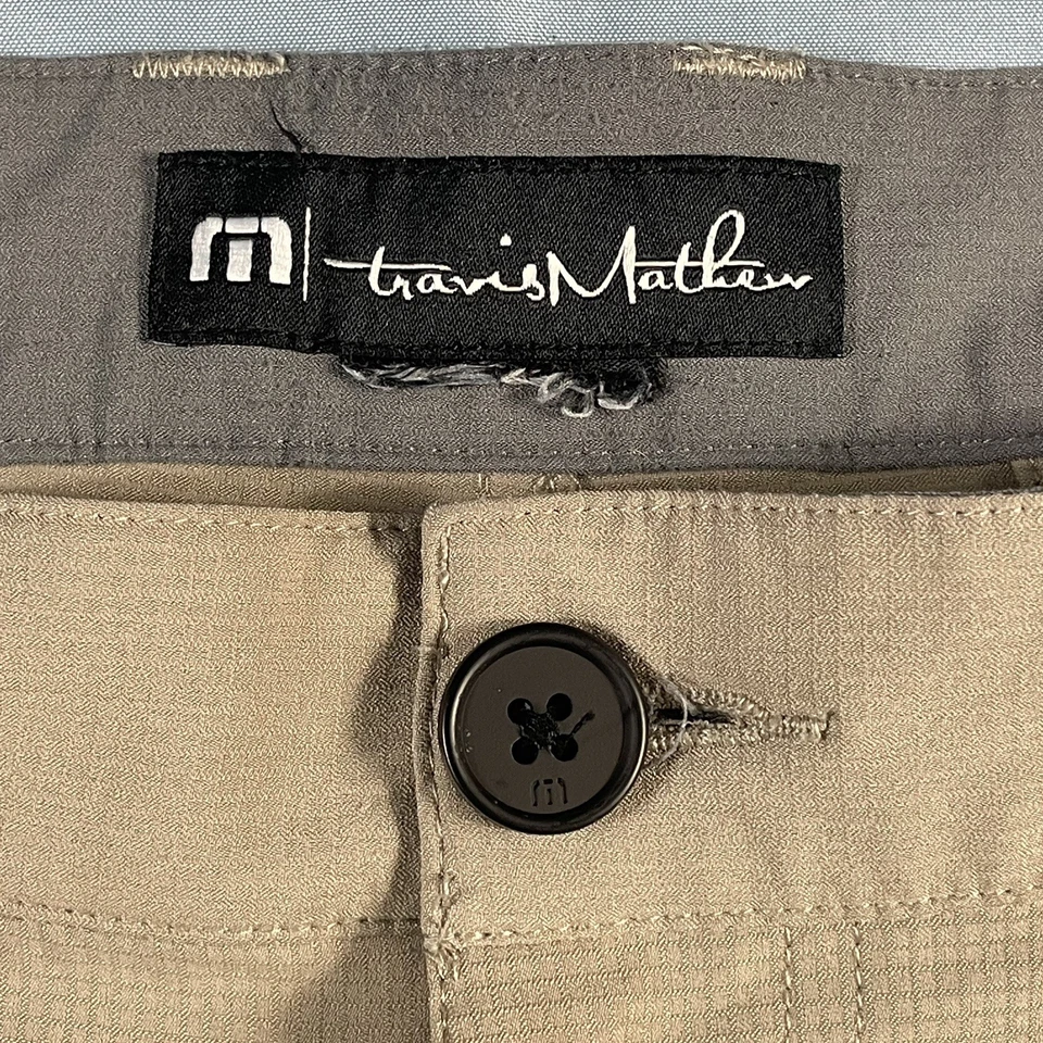 Travis Mathew 米色平底卡其色弹力运动高尔夫短裤男式 40 码 — 第 3/4 张图片