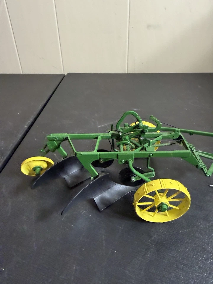 ESPECCAST 1/16 FUNDIDO A PRESIÓN JOHN DEERE 1948 MODELO "44" DOS ARADO INFERIOR EN ACERO COMO ESTÁ Foto 2 de 4