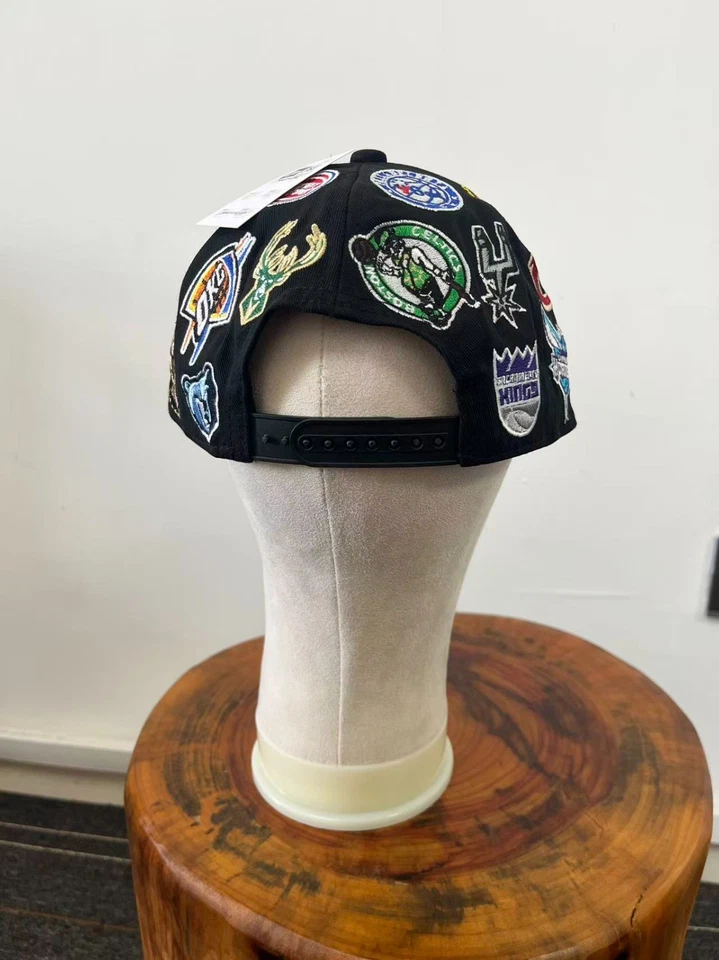 Sombrero ajustable de ala plana informal al aire libre bordado con logotipo de todos los equipos de la NBA Foto 4 de 4