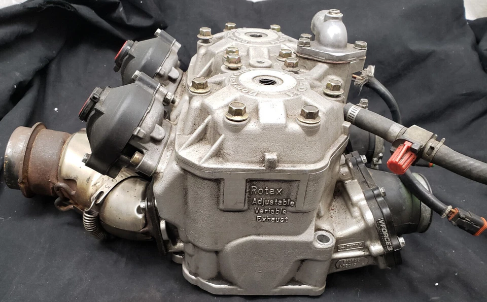 ROTAX Bombardier cylinder jugs and head assembly — 第 2/4 张图片