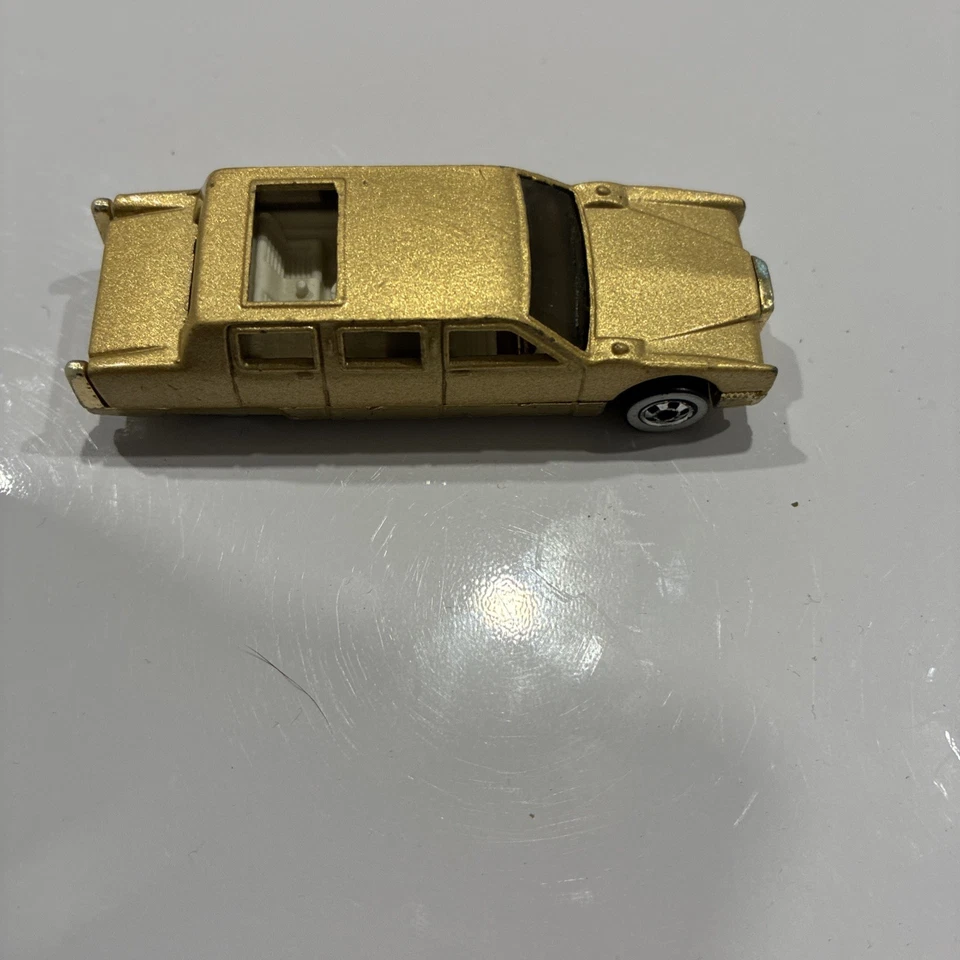 Limusina Hot Wheels color dorado fabricada en 1990 buen estado Foto 3 de 4
