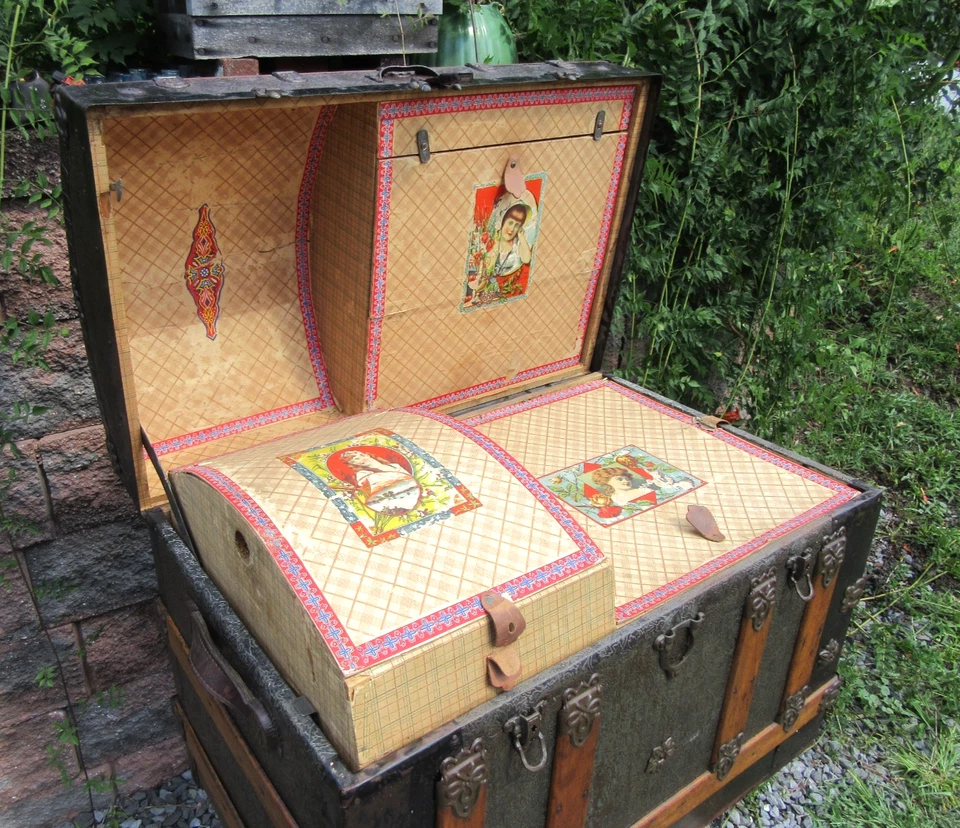 Baúl de viaje antiguo ajustado con cúpula de hojalata en relieve con parte superior jorobada vaporera Foto 3 de 4