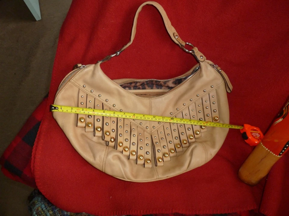 Hobo con flecos de cuero genuino con guijarros B. Makowsky Foto 2 de 4