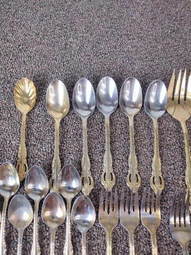 24 PIECES OF COOK'S ESSENTIALS 18/10 STAINLESS STEEL FLATWARE WITH GOLD ACCENTS - Picture 6 of 10