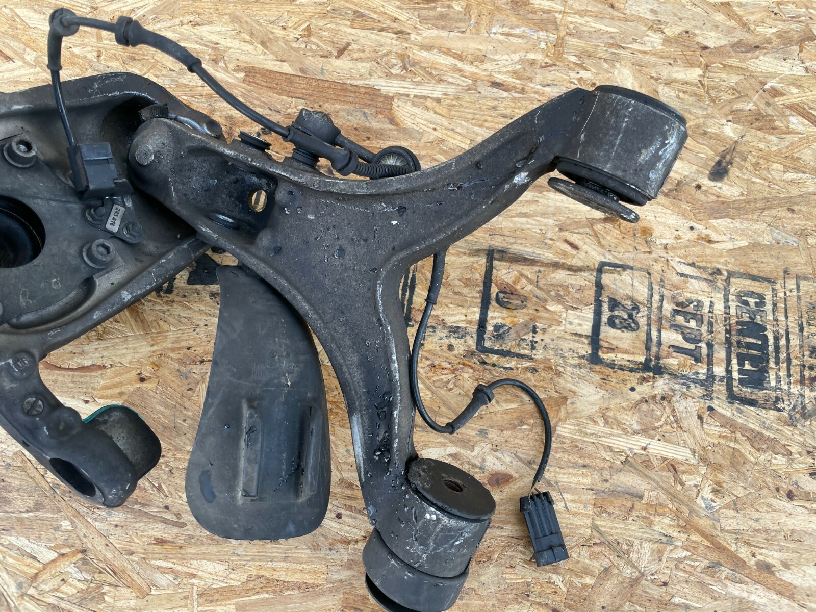 RIGHT FRONT SPINDLE/KNUCKLE W/CONTROL ARM 87K 04-12 MASERATI QUATTROPORTE M139