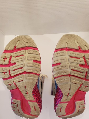 Zapatos para correr Brooks Adrenaline GTS 22 para mujer blancos con suela rosa caliente talla 7,5 - Imagen 17 de 18