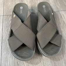 Bzees Women  s Desire Criss Cross Strap Stretch Slide Sandals Brown Shoes Size 8W