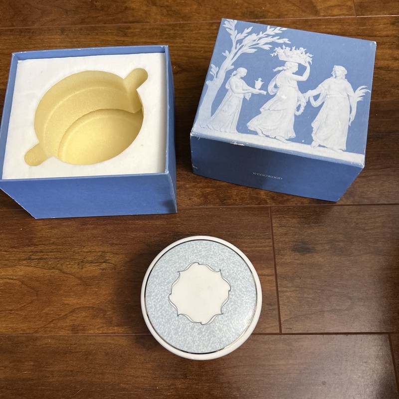 VINTAGE WEDGWOOD VENICE 3.75" x 2"  POWDER TRINKET BOX JAR  New In Box