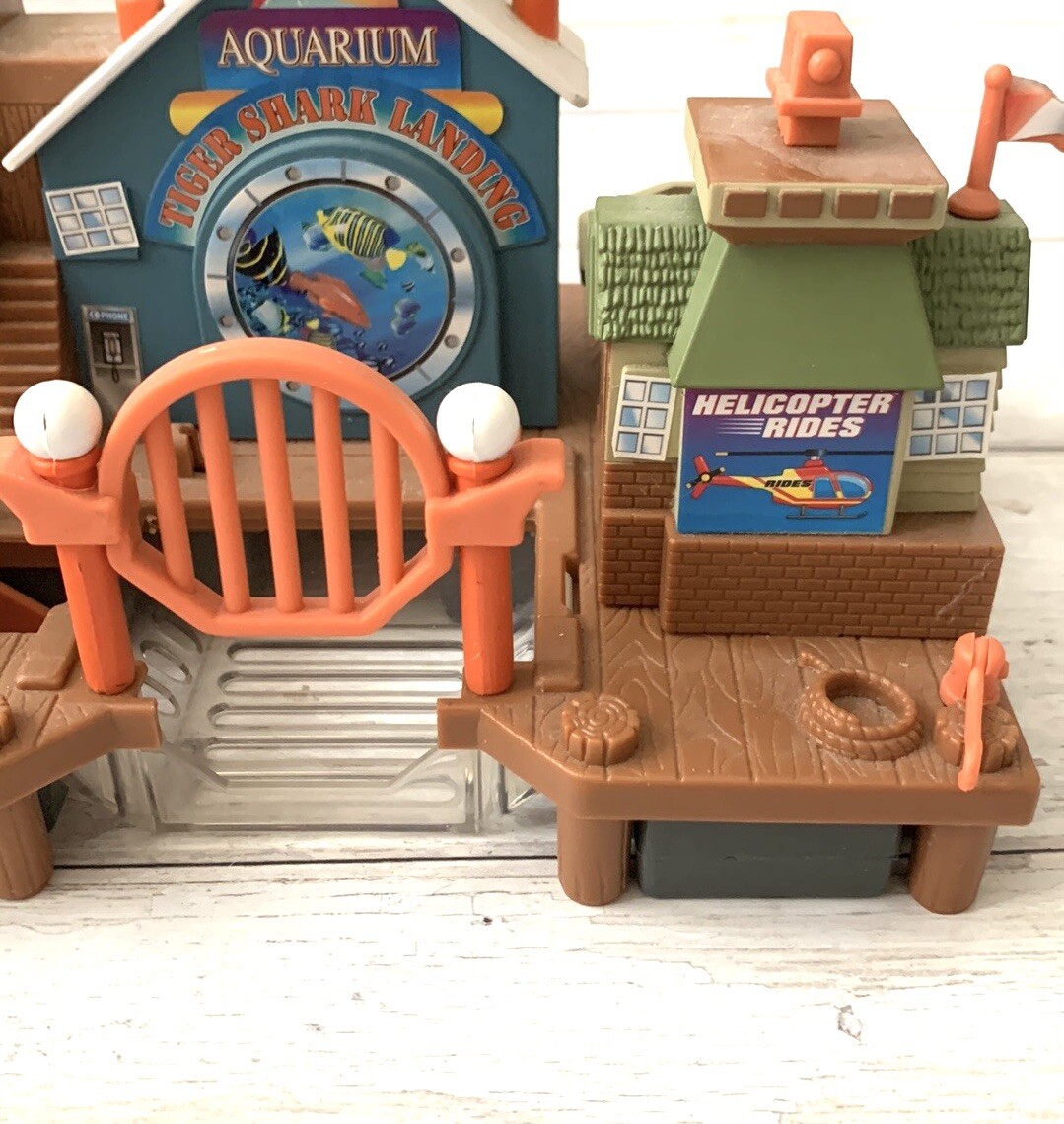 Micro Machines Tiger Shark Landing Aquarium Playset Galoob 1996