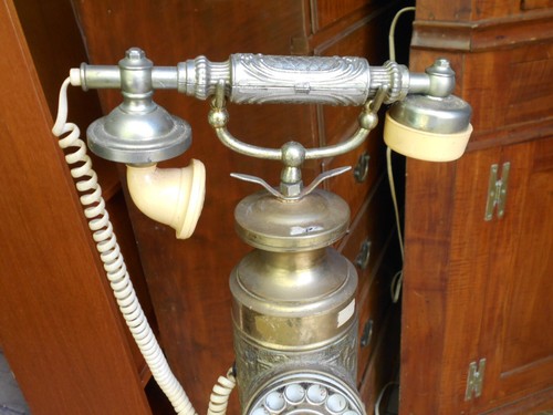VINTAGE MID CENTURY FLOOR STANDING BRASS TELEPHONE - Afbeelding 1 van 6