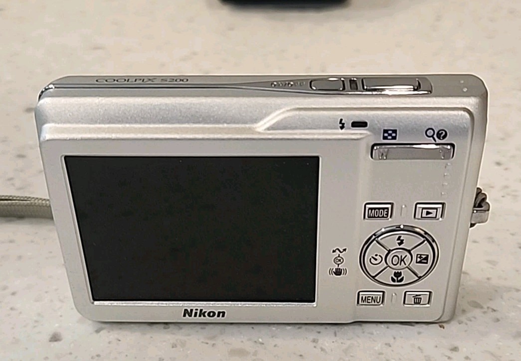Nikon COOLPIX S200 7.1MP Digital Camera - Silver for sale Nikon COOLPIX S200 7.1MP Digital Camera - Silver for sale