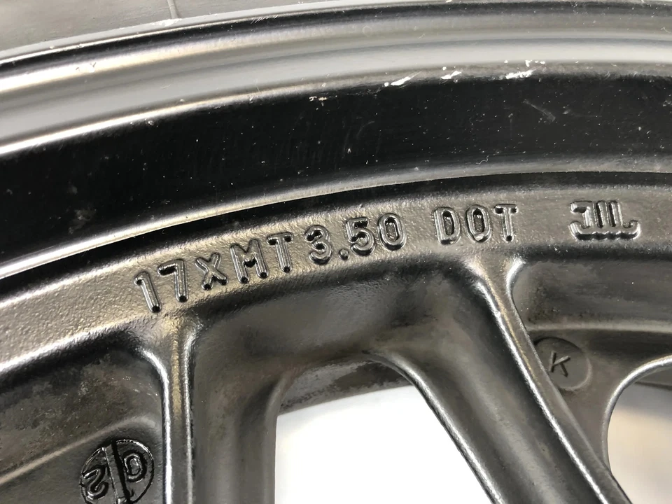 Triumph Daytona 900 T300 [1993] - Llanta delantera rueda 3,50 x 17" Foto 3 de 4