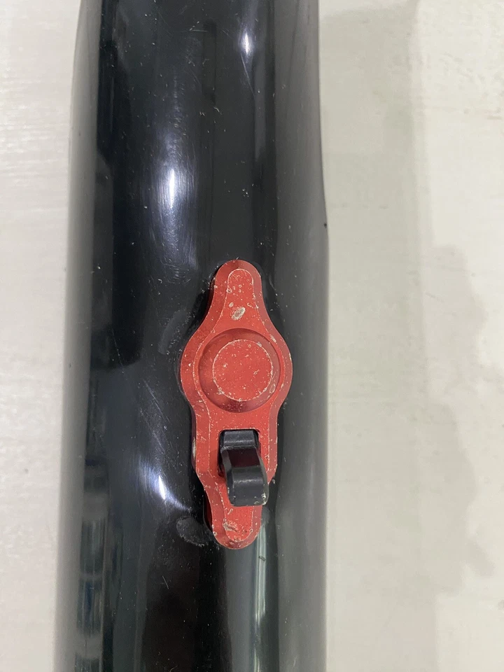 Protetor de garfo dianteiro esquerdo fabricante de equipamento original com botão de dispositivo Holeshot RMZ 250/450 2010-2019 - Imagem 2 de 4