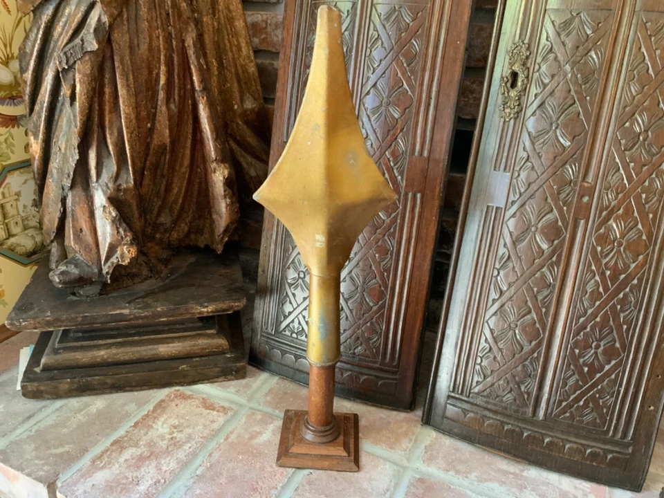 Acabado de metal victoriano inglés sobre base de madera alrededor de 1890 de procesión de iglesia Foto 4 de 4