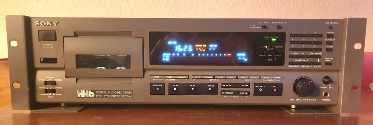 Enregistreur Audio Numérique Sony PCM-2700 D'occasion - Testé, Bon état Avec Micro-rayures, Garantie 30 Jours