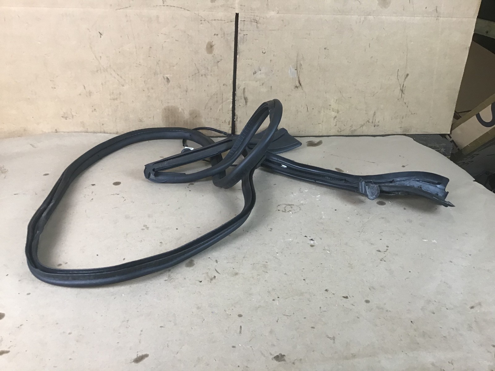 McLaren 650S 2015 Convertible Rear Trunk Lid Tonneau Weather Strip Seal 15-17 :A