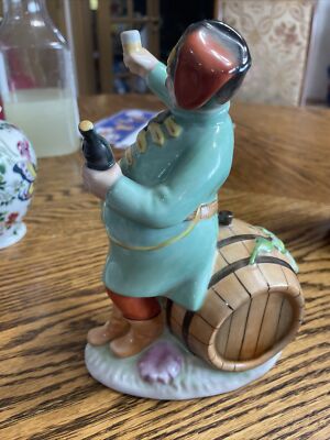 HEREND, SOLDIER DRINKING 