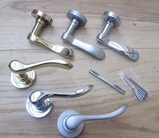 TRADITIONAL LEVER DOOR HANDLES ON ROSE MORTICE LATCH HANDLES INTERNAL DOORS
