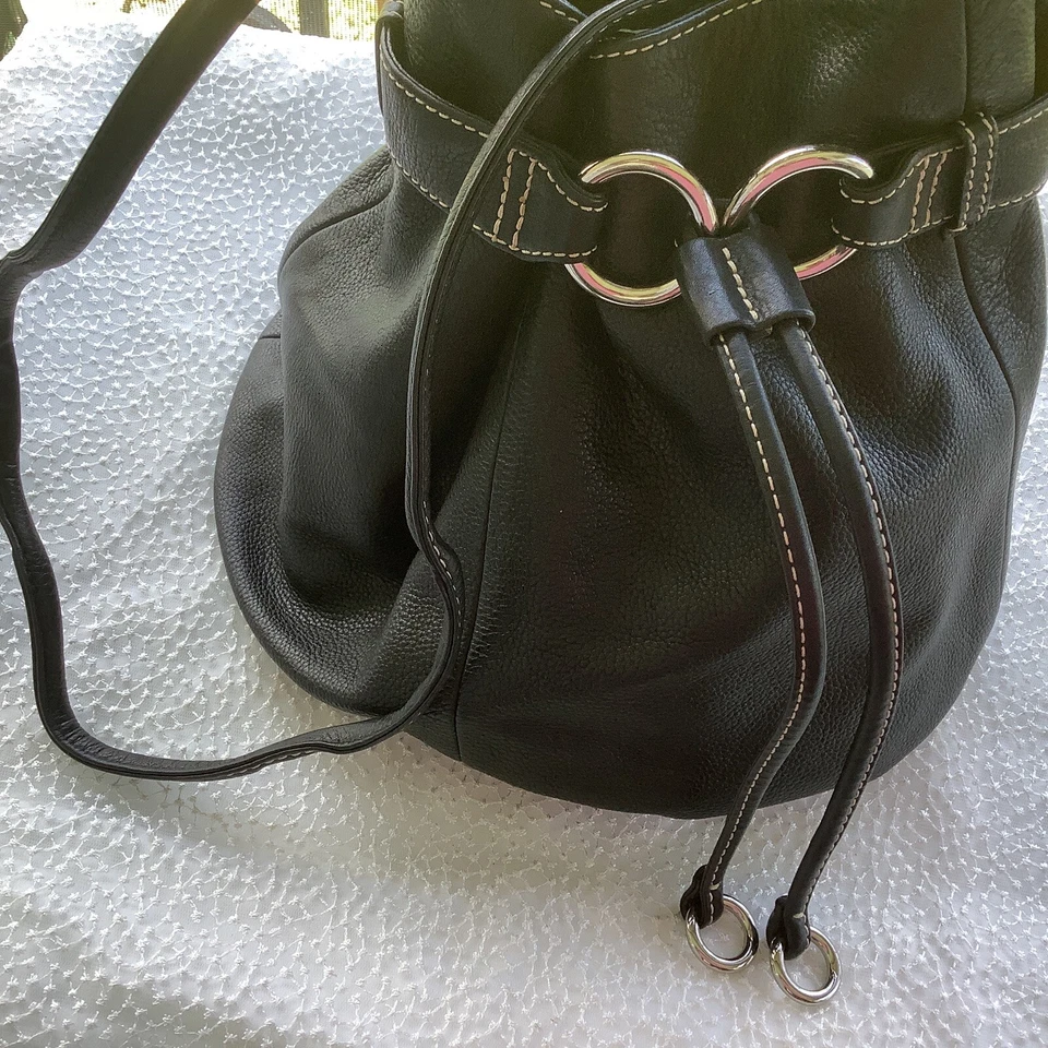 Bolso de hombro Fossil de cuero negro con cordón Foto 2 de 4